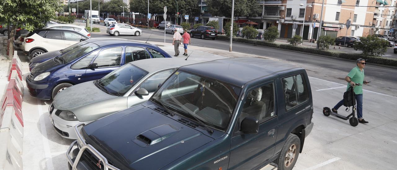 Aparcamiento provisional realizado en la zona que ha dejado libre la demolición de varias viviendas en la avenida de Trassierra como paso previo a su remodelación.