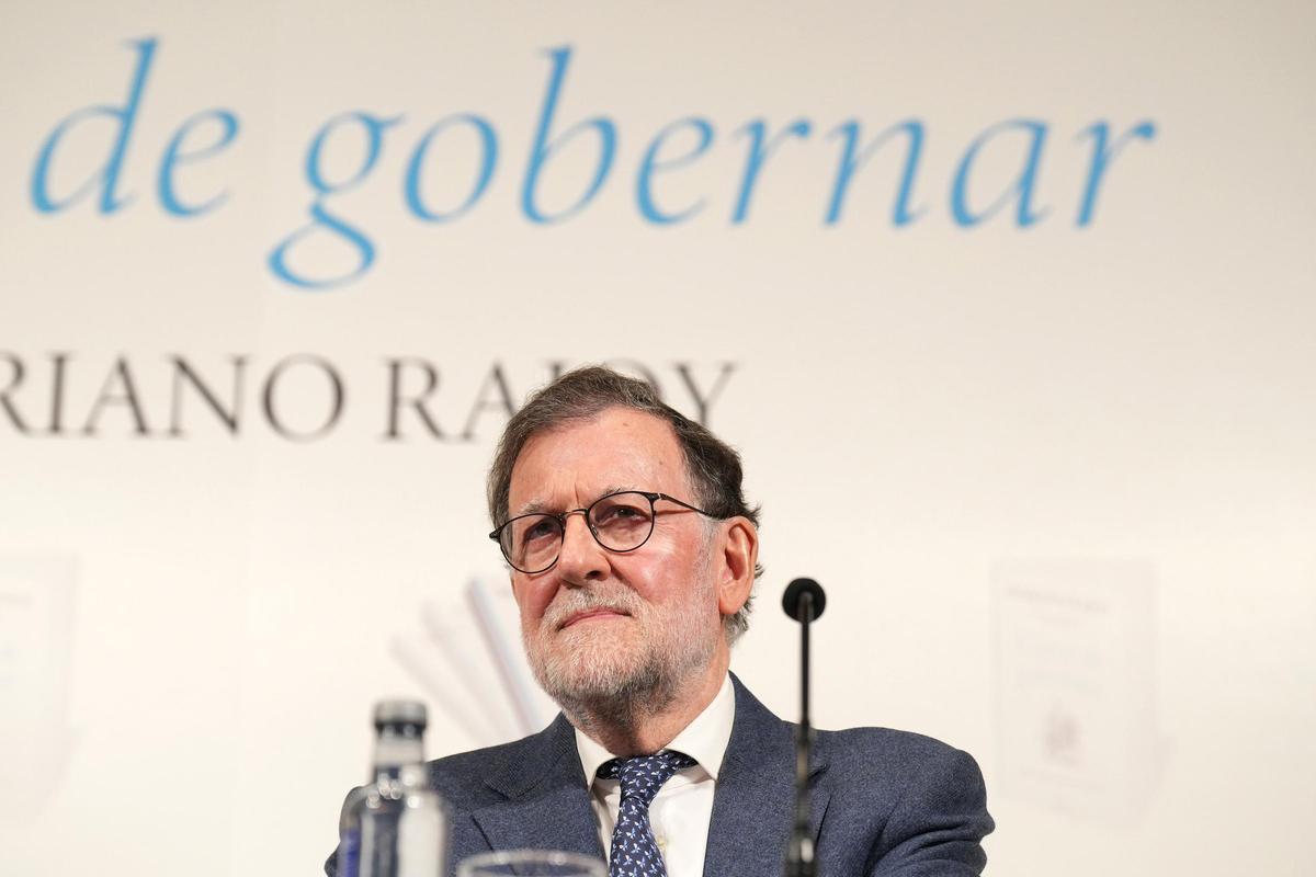 El expresidente del Gobierno, Mariano Rajoy, durante la presentación de su último libro ‘El arte de gobernar’, en el Auditorio Carlos V del Hotel Monumento San Francisco, a 4 de diciembre de 2025, en Santiago de Compostela, Galicia (España).