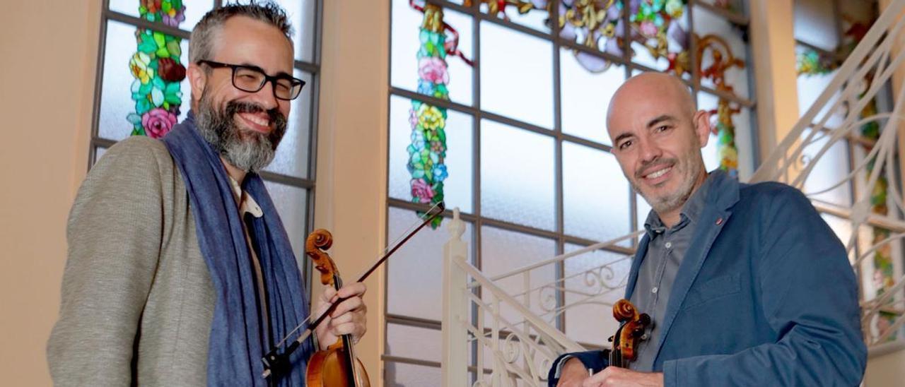 Por la izquierda, Cibrán Sierra y Aitor Hevia, dos de los integrantes de Cuarteto Quiroga, ayer, en la Antigua Escuela de Comercio