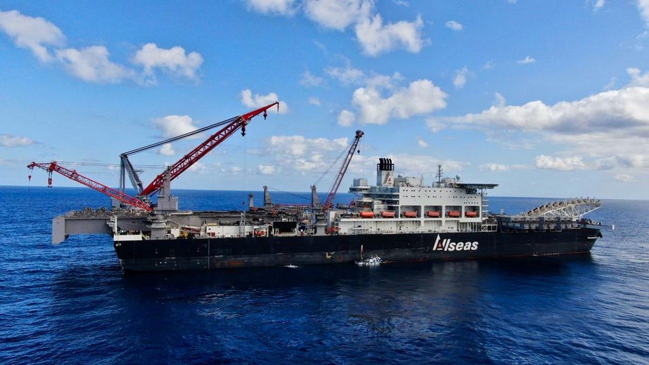 Pioneering Spirit, el buque más grande del mundo, cambia su tripulación en el Puerto de Las Palmas