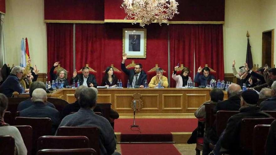 La Corporación municipal de Tui durante una de la votaciones en el pleno de noviembre. // A.Hernández