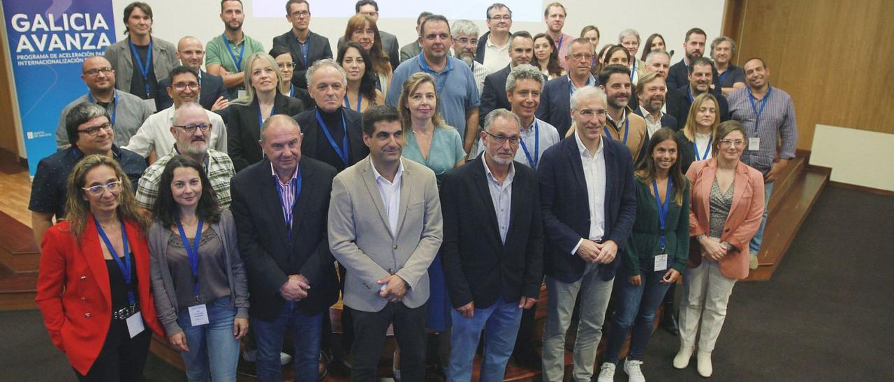 Representantes de empresas y del gobierno gallego, en la Tecnópole. |   // IÑAKI OSORIO