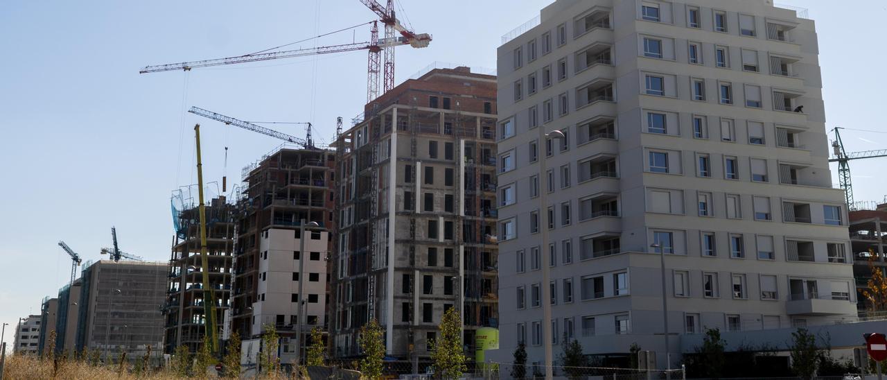 Grúas en una zona de construcción de viviendas.