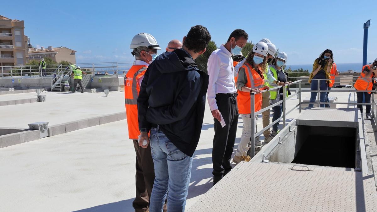 Compuerta del depósito de agua de Arenales del Sol por la que se accede a los vasos