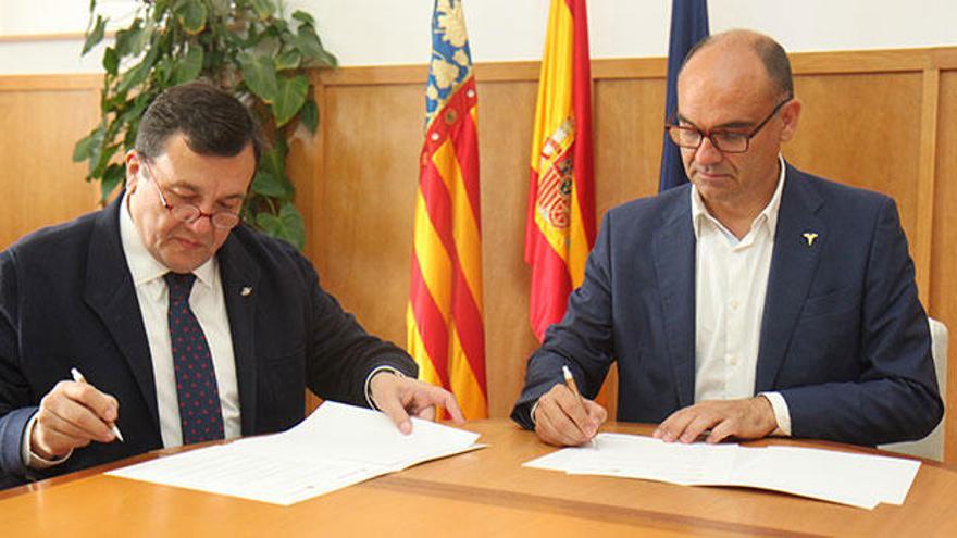 Antonio Arias i Manuel Palomar signen el conveni.
