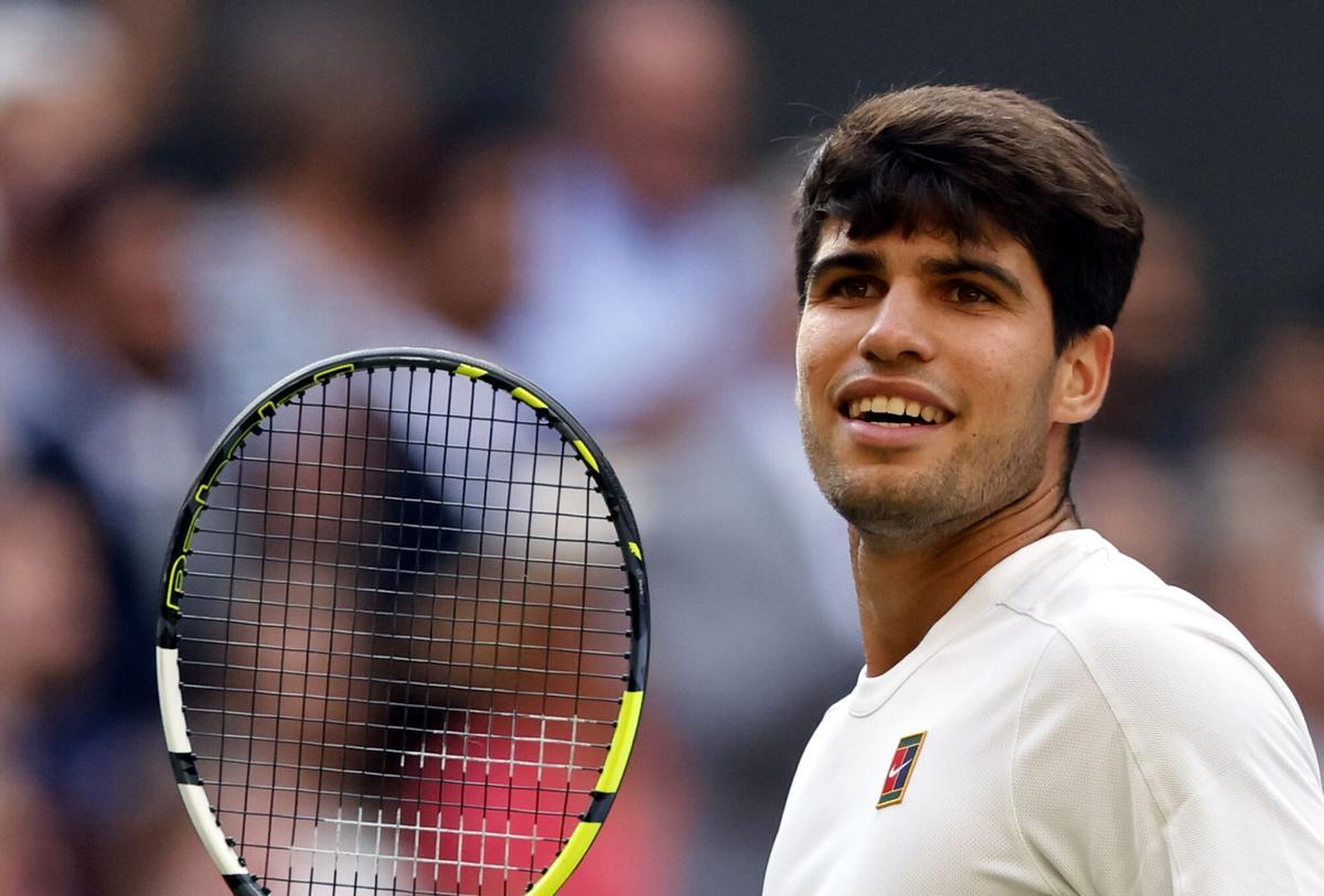 Wimbledon (United Kingdom), 13/07/2025.- Carlos Alcaraz of Spain reacts during the Men's Singles final match against Jannik Sinner of Italy at the Wimbledon Championships, Wimbledon, Britain, 13 July 2025. (Tenis, Italia, España, Reino Unido) EFE/EPA/TOLGA AKMEN EDITORIAL USE ONLY