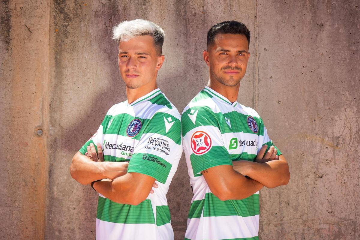 Marco Manchón y Fran Rosales posan con la segunda camiseta del Extremadura.