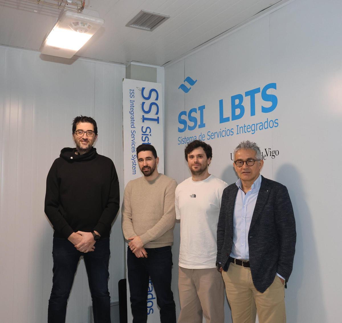 El equipo de la UVigo tras el desarrollo del SSI. Desde la derecha: Fernando Obelleiro, responsable del proyecto; Nelson Reboreda, responsable del diseño electrónico; Hugo Caloto, responsable de software; y Bruno Seoane, director técnico del proyecto, en las instalaciones del Grupo COM en Valladares.
