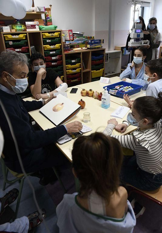 Pedro Cano lleva la pintura a Oncología Infantil de la Arrixaca
