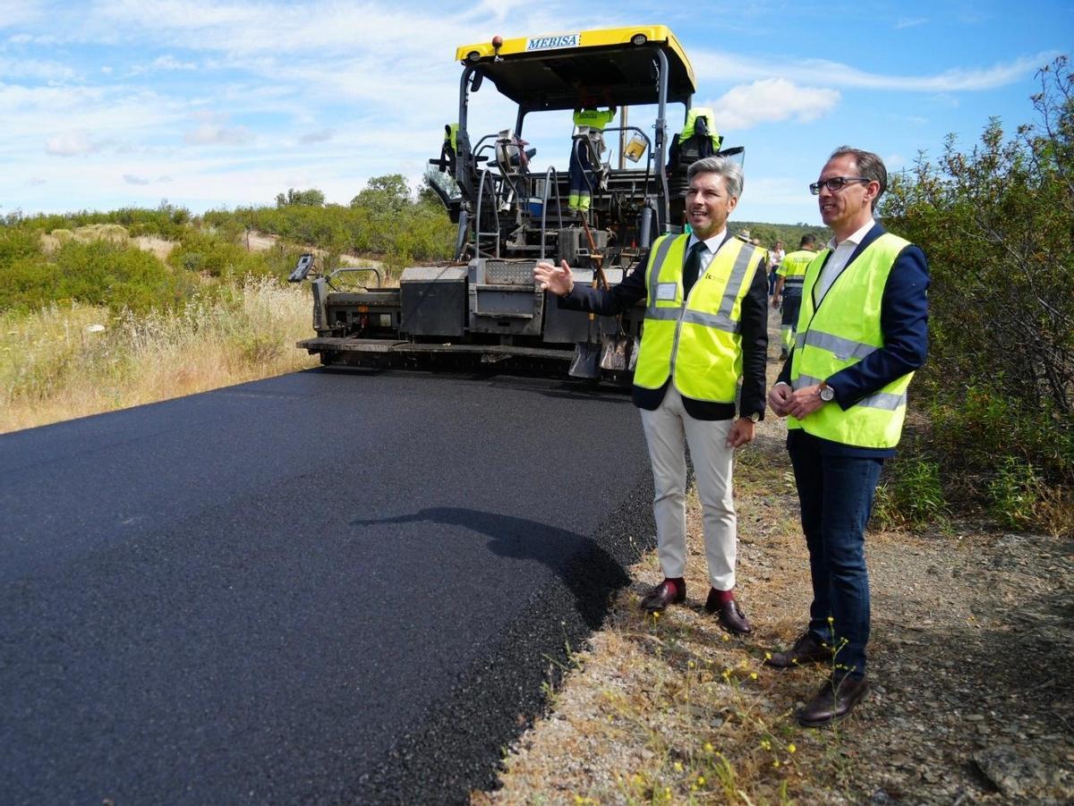 Andrés Lorite y Santiago Cabello, en una visita a las obras de la carretera.