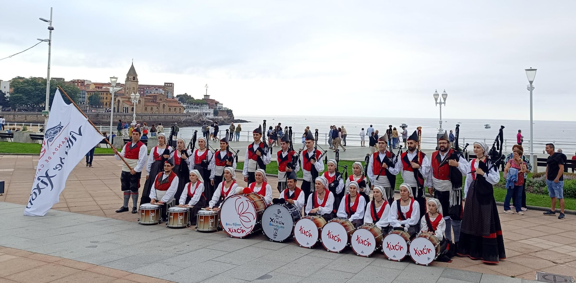 La Fiesta de la Música llena de gaitas y folklore las calles de Gijón (en imágenes)
