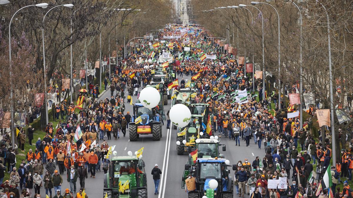 Protesta multitudinaria del mundo rural para pedir medidas urgentes contra la actual crisis