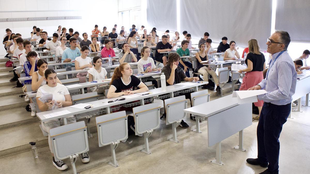 Alumnos universitarios en clase.