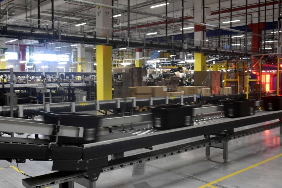 Así es por dentro el centro logístico de Amazon en Murcia
