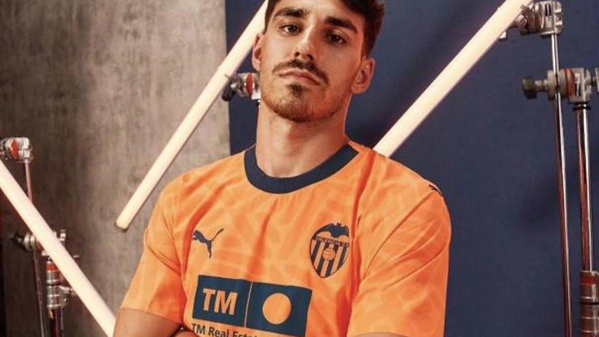 La tercera camiseta del Valencia CF de esta temporada, de color naranja, de Puma.