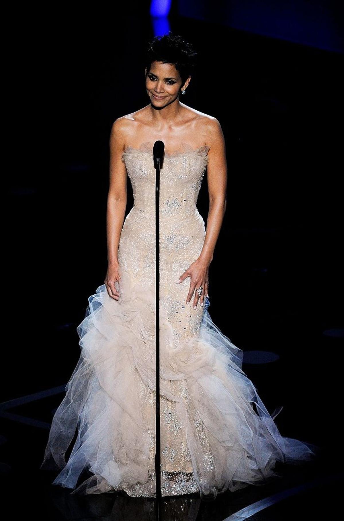 Hale Berry con vestido de Marchesa en los Oscar 2011