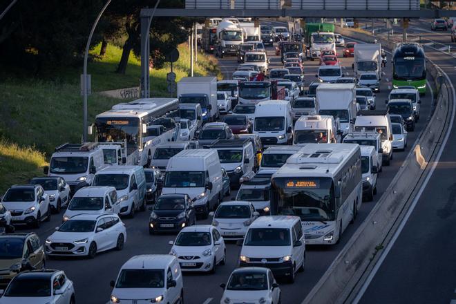 Catalunya se estanca en sus objetivos climáticos: las emisiones solo bajan un 1% mientras el transporte sigue aumentando su huella