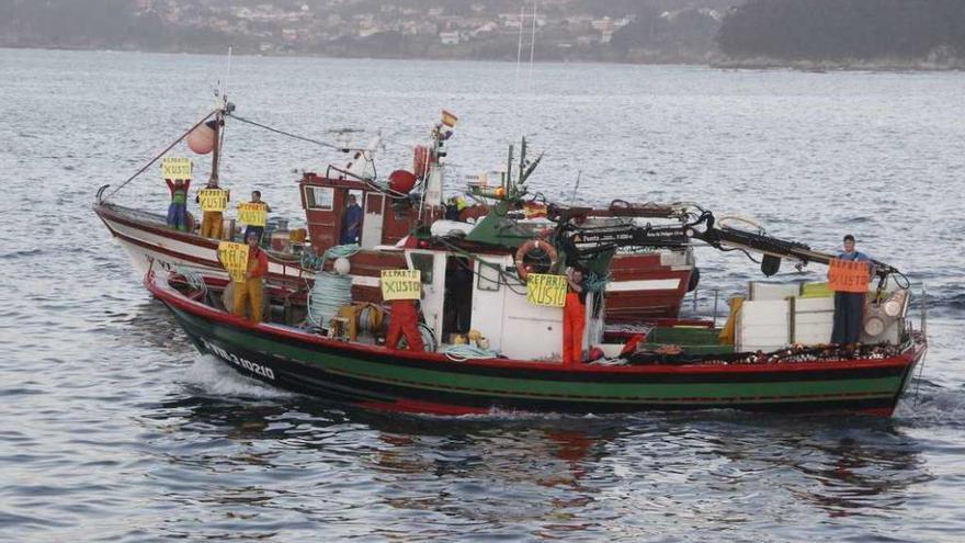 Barcos gallegos de cerco salen a faenar.