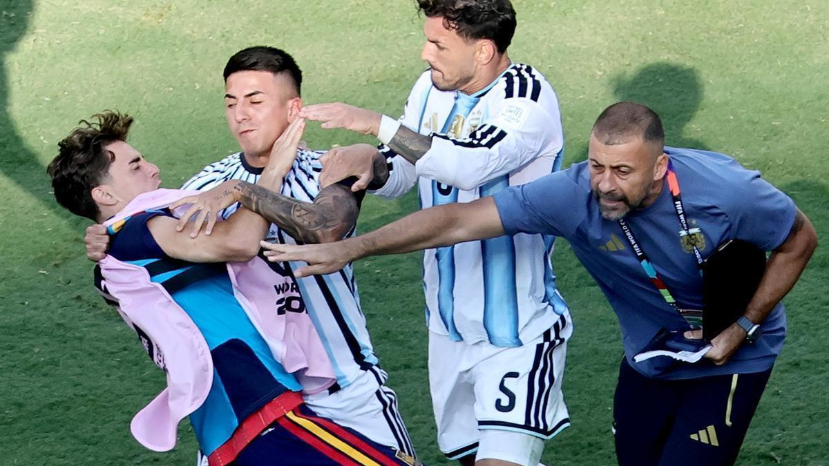 Imagen de los jugadores de España desafiando a Paredes a un combate de boxeo contra Gavi