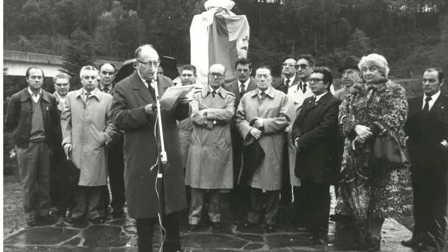 Acto de inauguración del monumento en 1981, con Manuel Chamoso Lamas en primer término leyendo el discurso.