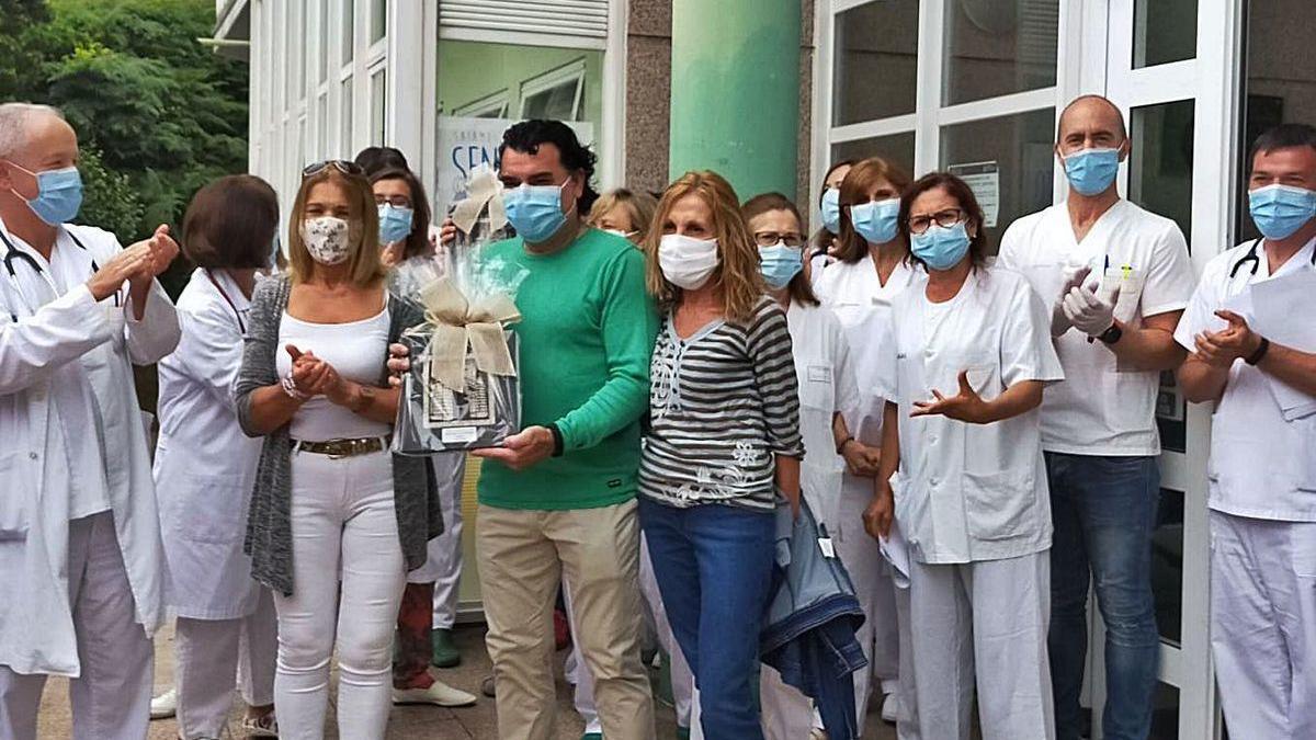 &quot;Pepe Carrola&quot; recibe la placa conmemorativa de los Premios Fidenciano Palacín junto al personal del centro de salud.