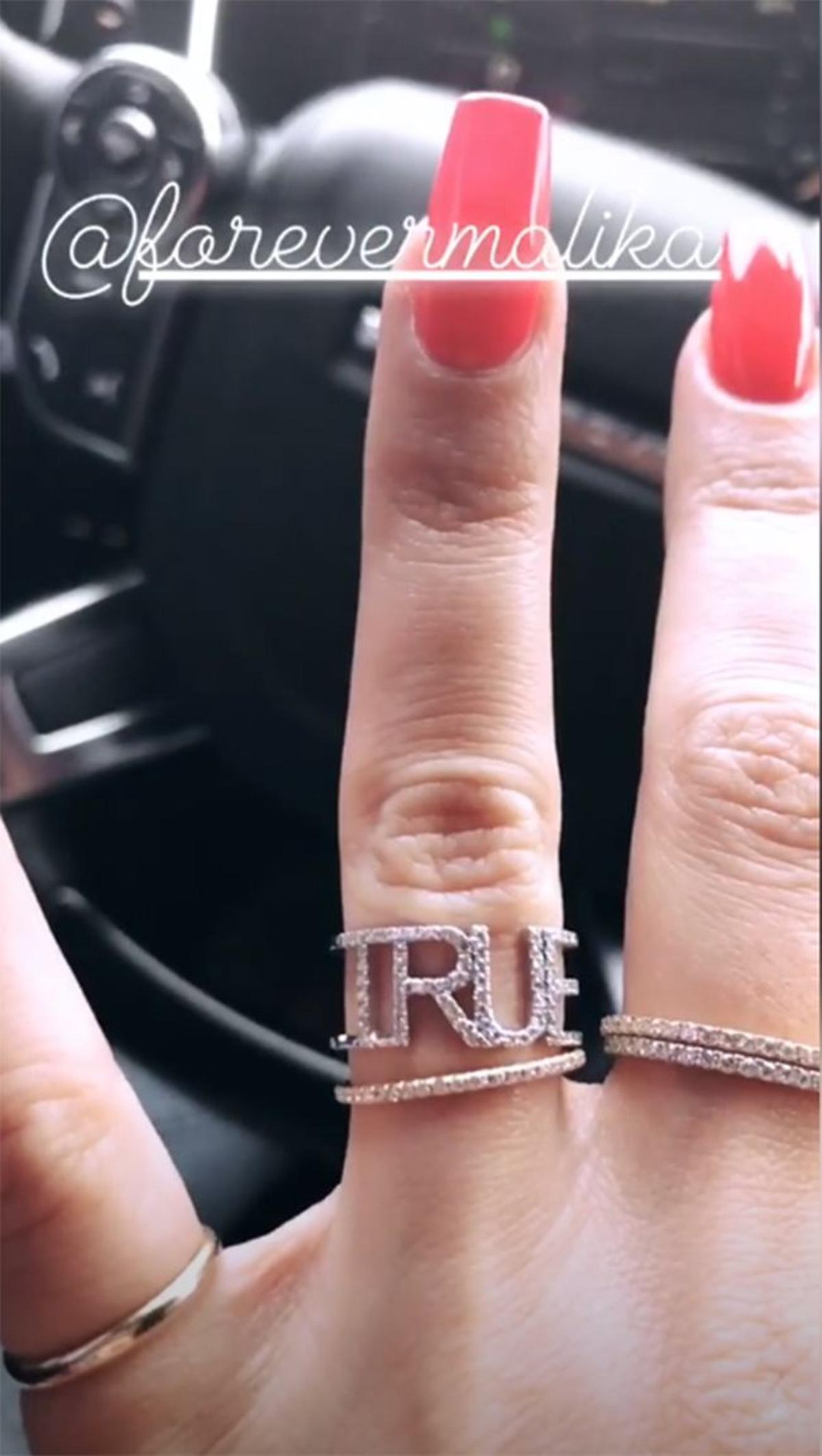 Khloé Kardashian presume de anillo con el nombre de su hija