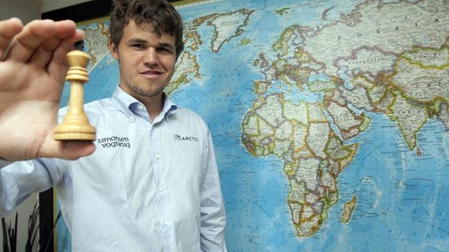 Magnus Carlsen, el rey blanco y el mapa mundi detrás... a modo de premoción del título que busca conquistar en el próximo mes de noviembre. | quique curbelo