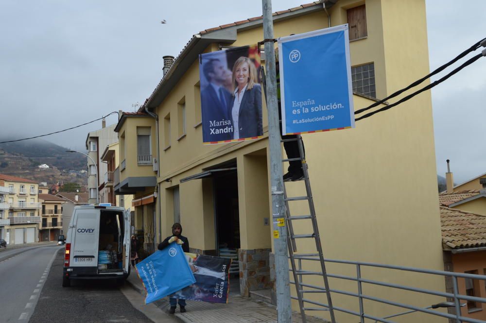 Canviant les banderoles del PP a Berga