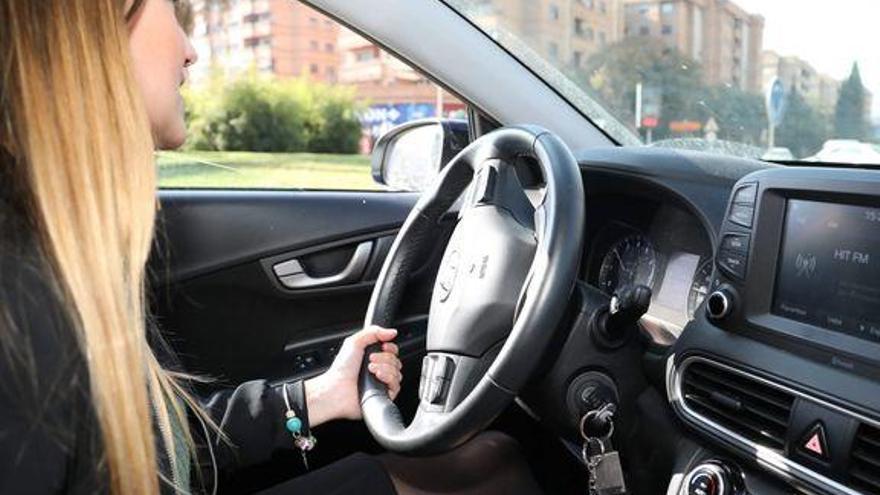 Las mujeres jóvenes en Castellón conducen mejor que los hombres