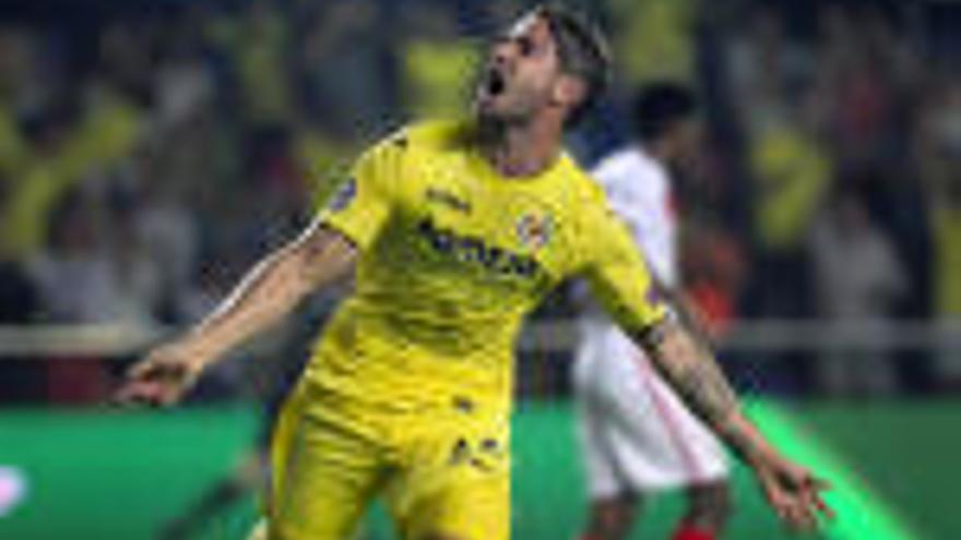 El delantero brasileño del Villarreal Alexandre Pato celebra un gol.