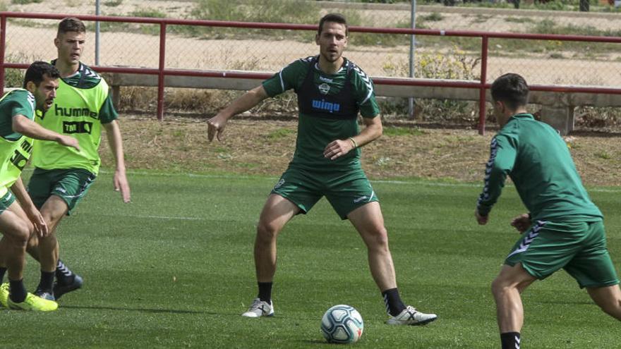 Los jugadores del Elche entrenando en el polideportivo de Altabix