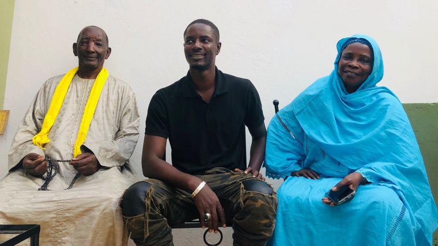 Cheikh con su familia en Senegal