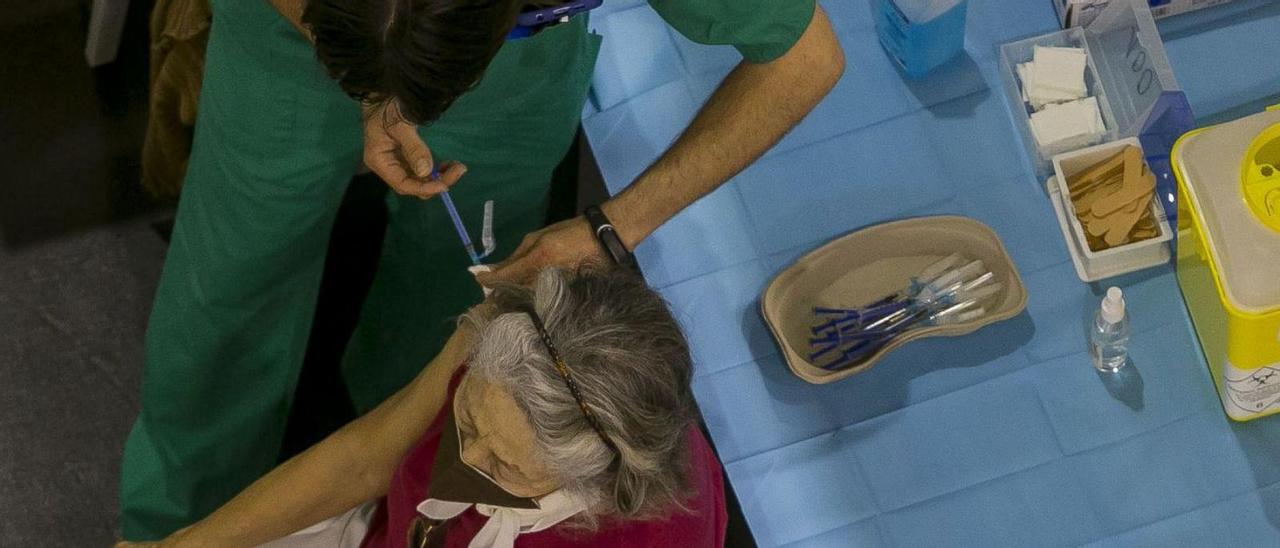 Una enfermera vacuna a una mujer en el «vacunódromo» de Ciudad de la Luz. | ALEX DOMÍNGUEZ