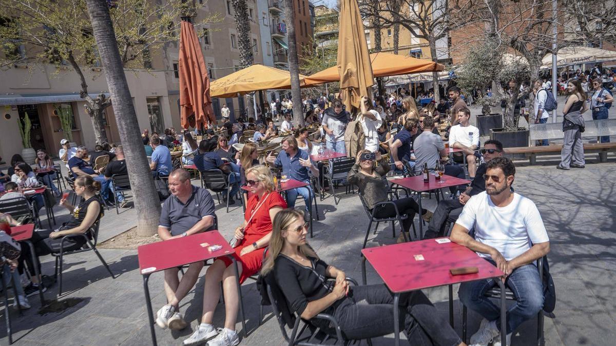 Barcelona se vacía de vecinos y se llena de turistas / MANU MITRU
