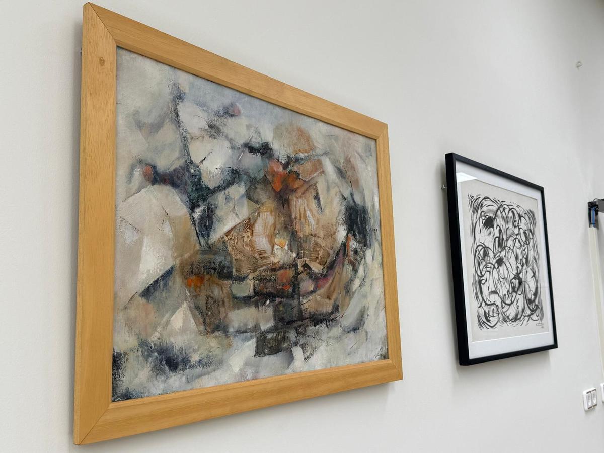 Dues de les obres exposades en el saló de plens de Figueres