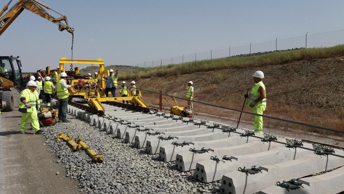 Montaje de vías en el trazado extremeño de la alta velocidad.