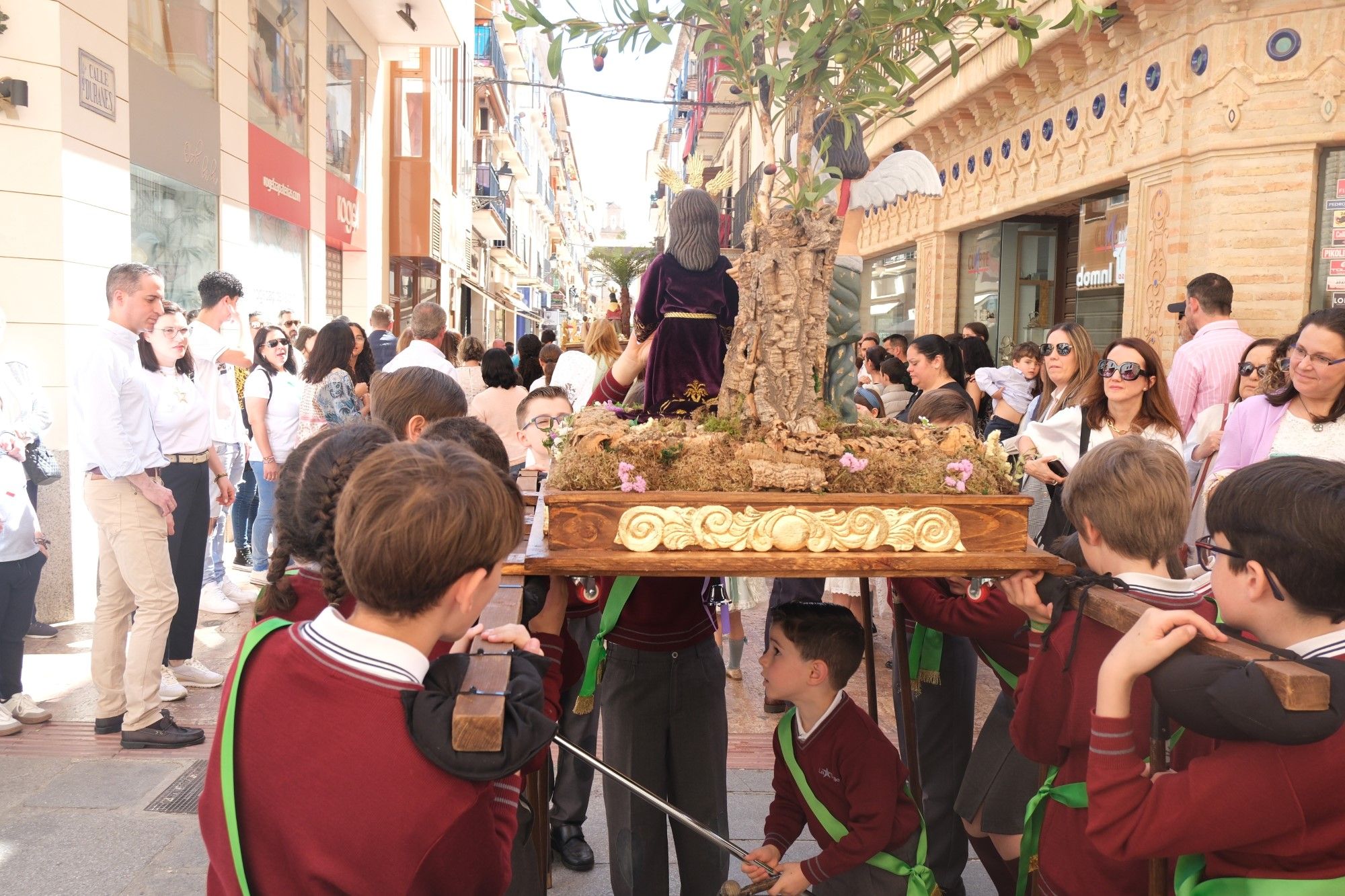 Concentración de tronos chicos en Antequera