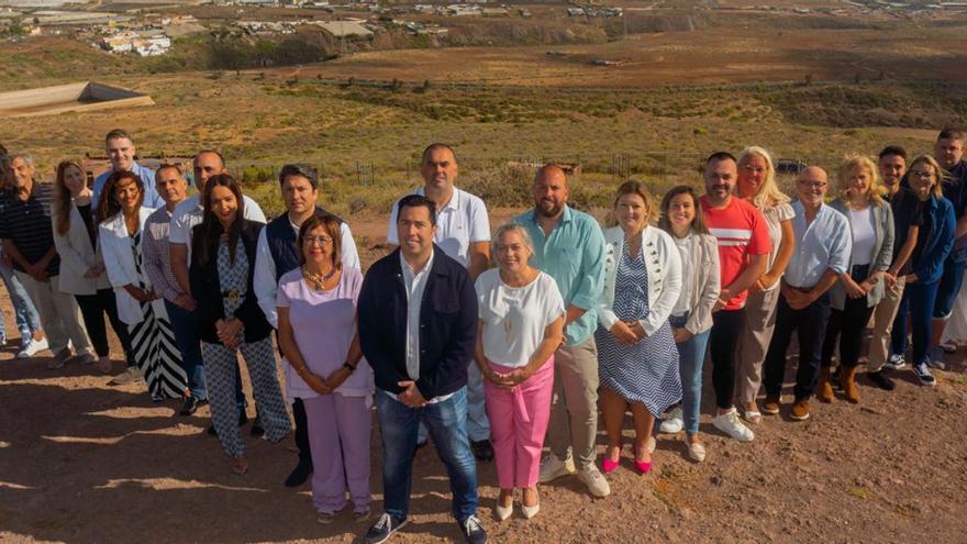 Candidatos del PSOE de Telde que conforman la lista, con Ramos al centro. | | LP/DLP