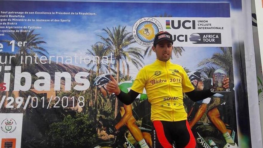 Aitor Escobar, en el podio, con el maillot amarillo