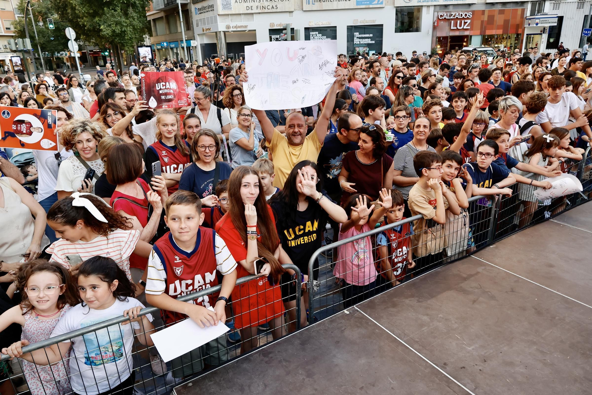 La fiesta del UCAM Murcia con su afición en las calles de Murcia, en imágenes
