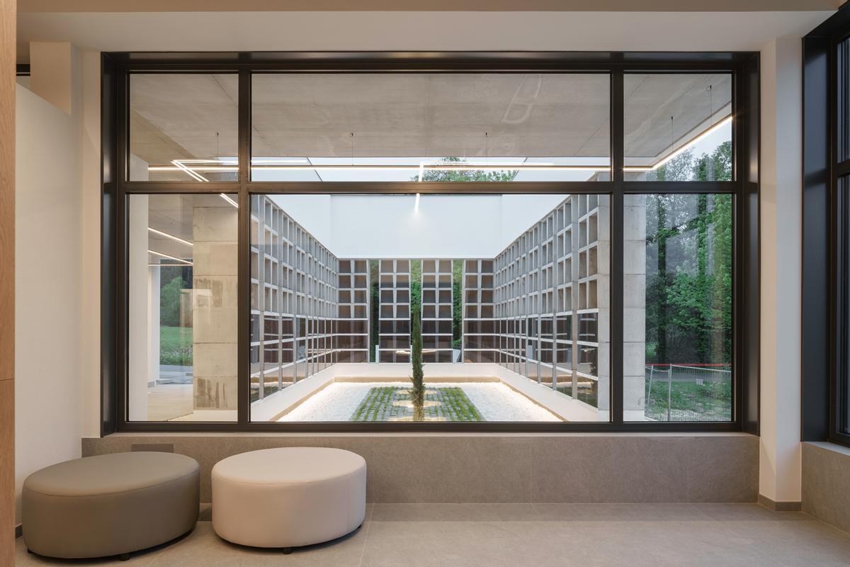 Columbario exterior.