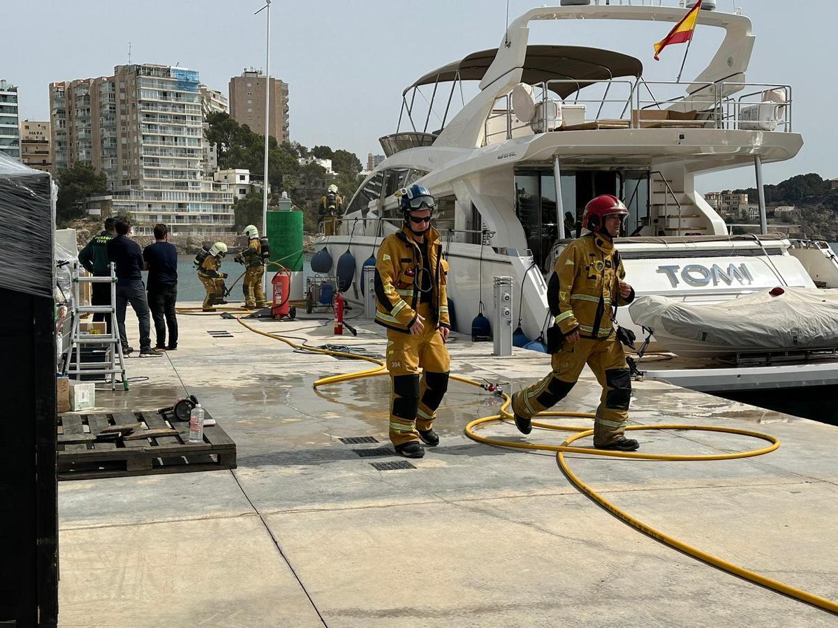 Los bomberos de Palma han apagado el incendio en la proa de la embarcación