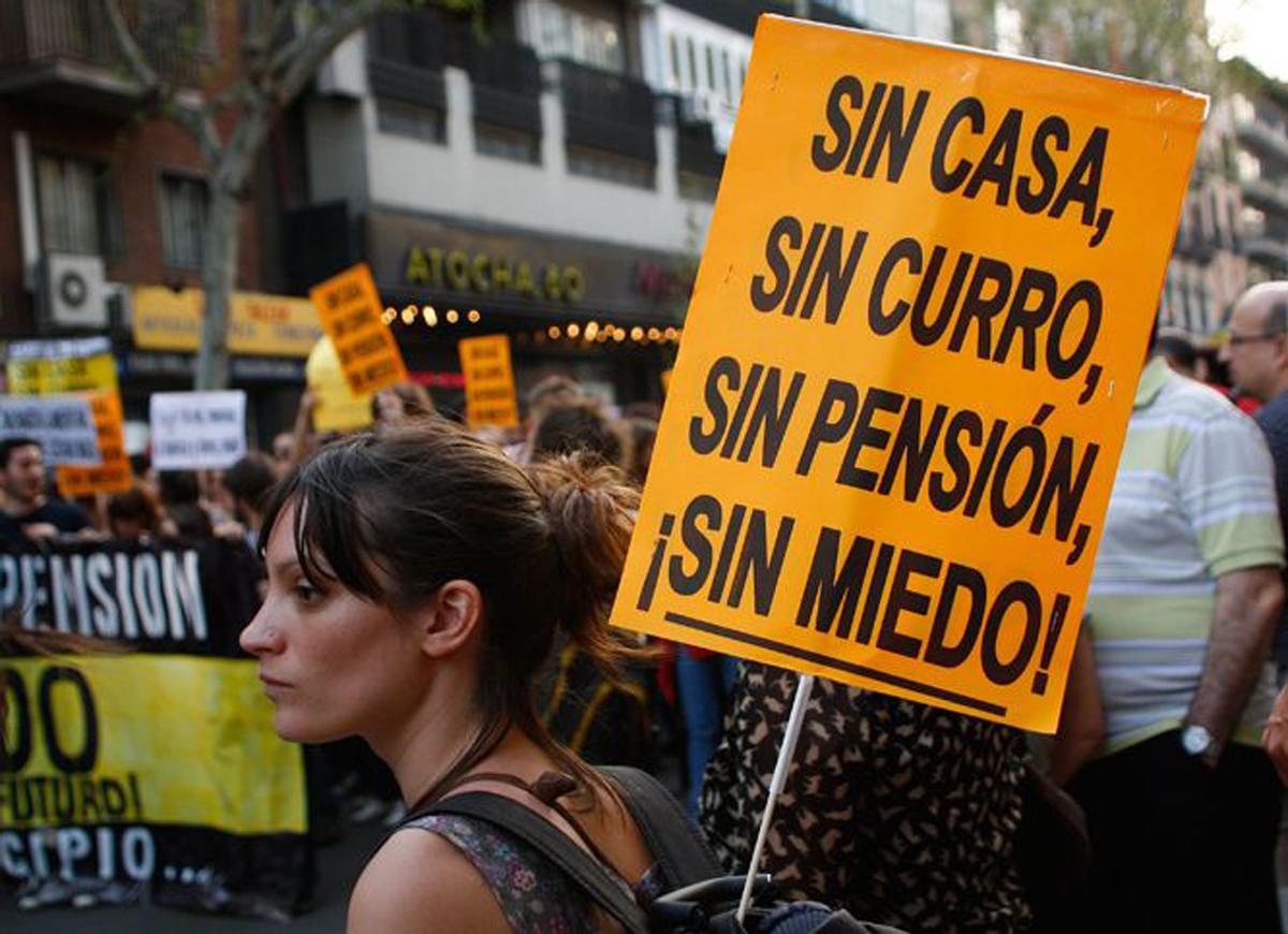 Una joven protesta ante la difícil situación que viven los de su generación.