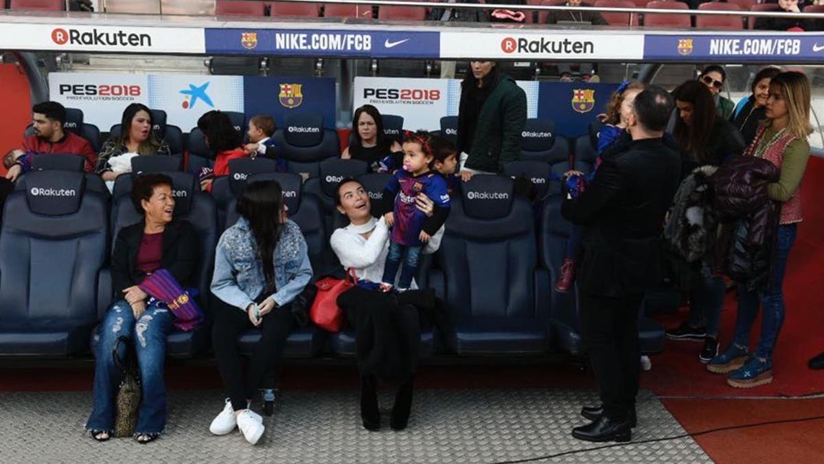 En la esposa del jugador con la hija de ambos entre familiares y amigos.