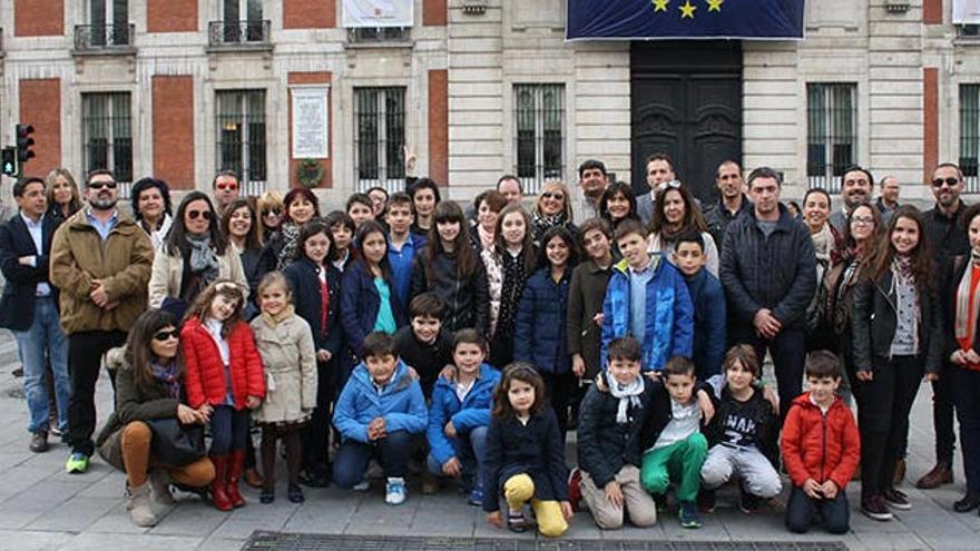 Los participantes, con sus familias, en la Puerta del Sol de Madrid.