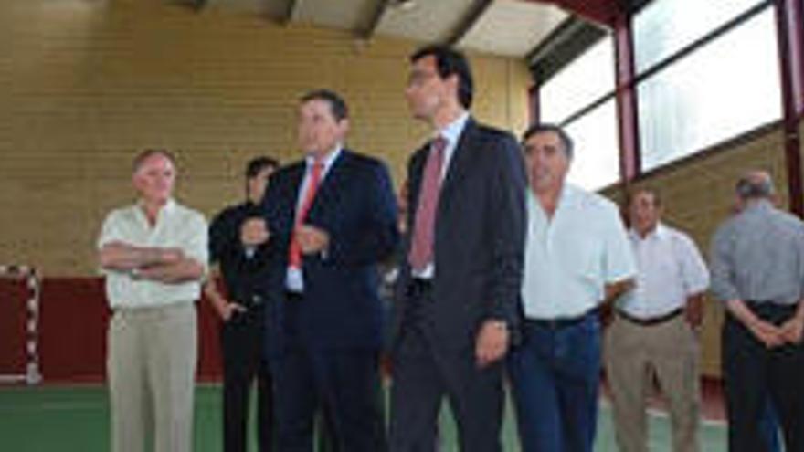 Javier Domínguez Faúndez y Fernando Martínez Maíllo, acompañados por corporativos y vecinos del pueblo ayer durante la inauguración del centro.