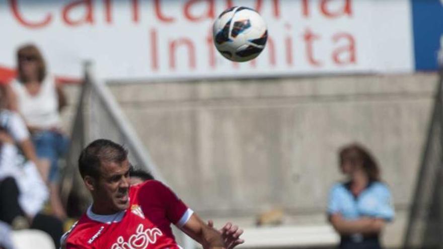 Bilic disputa un balón aéreo con un jugador del Racing en presencia del árbitro Sánchez Martínez. | lof