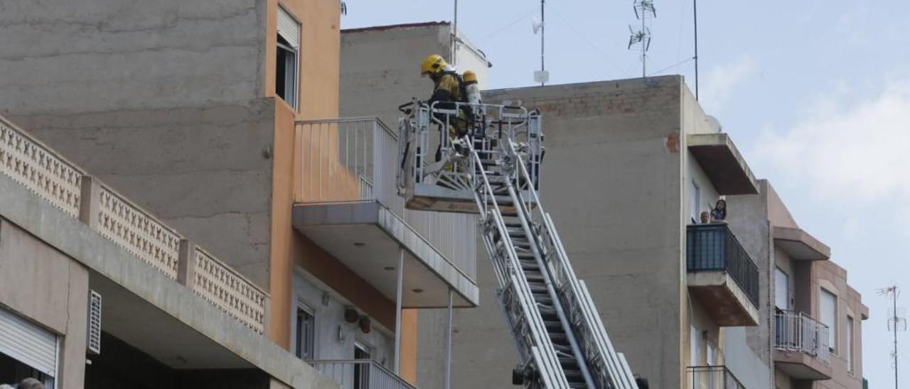 Una intervención del Parque de Bomberos de Elche durante el pasado año, en una imagen de archivo.