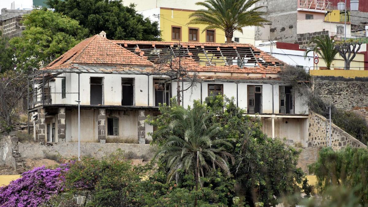 Estado actual de abandono y ruina de la antigua mansión de los Leacock en Guía, donde se alojó Bertrand Russell. | | PACO L. MATEOS