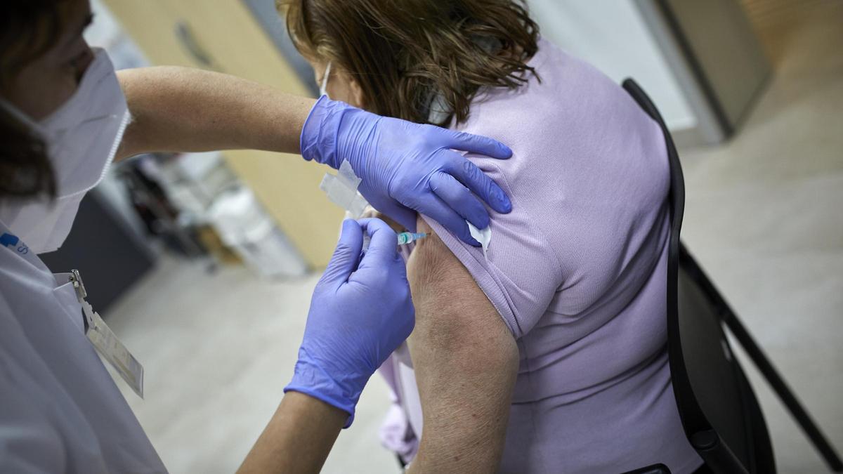 La vacunación es clave para asegurar la caída de los contagios.